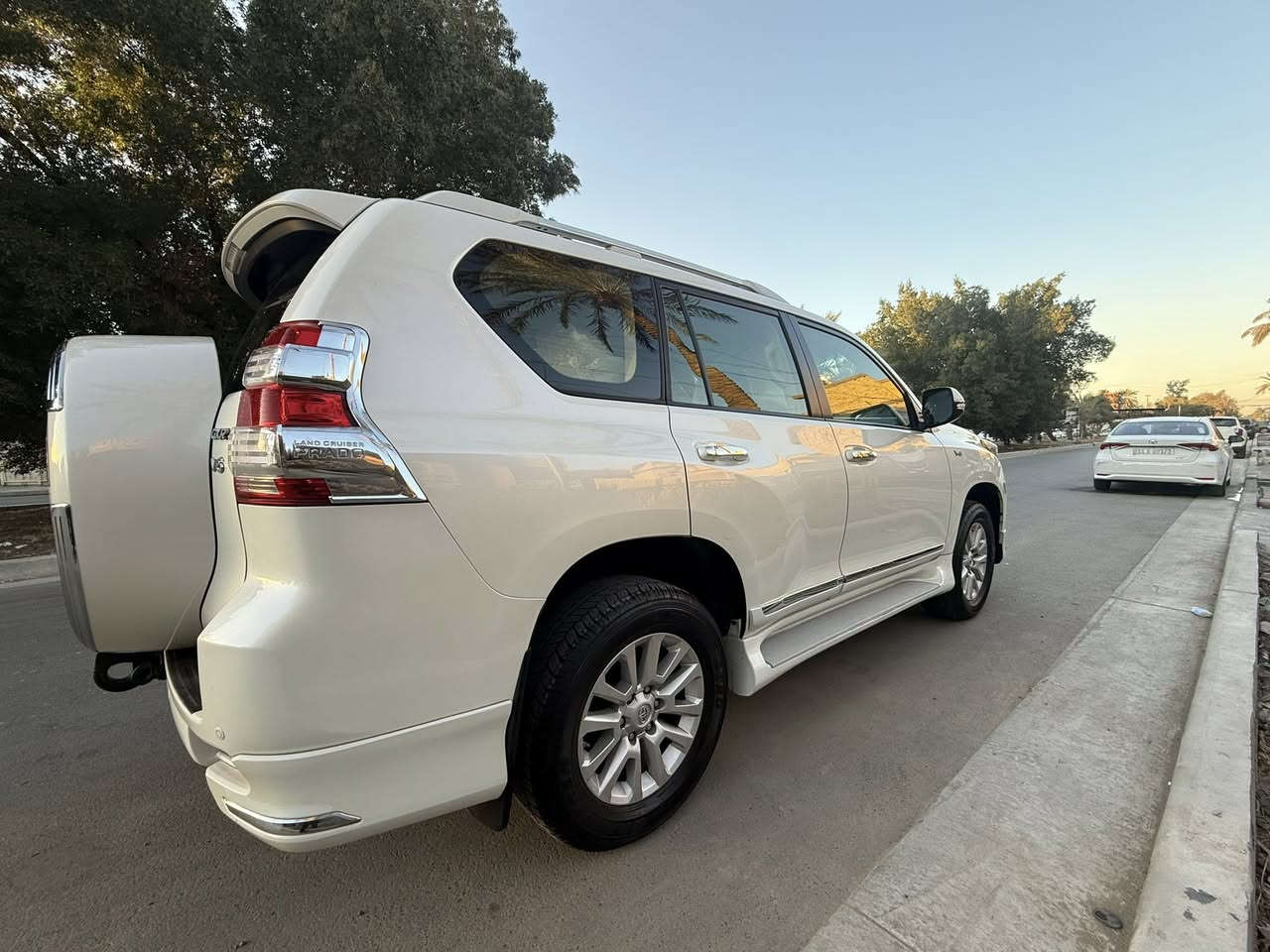 تويوتا برادو 20017  سته سلندر ماشيه 92 حقيقي وين ما يعجبك افحص  فول 1على 1 مواصفات كفاله عامه من الصبغ والبارد والفتح وكلشي والسياره على أدينه من الوكاله لليوم مواصفات كامره شاشات 3 حسسات مري شفط فتحه كشنات كهرباء ( دبل تانكي ) كويتي بصمه 7 راكب تبريد3 قطع ، ثلاجه 
رقم اربيل الدولي بسمي تحويل مباشر هزه جديده وأرقام جديده والسياره عل وضع الوكاله السعر 365 $ وبيه مجال مكاني بغداد شارع فلسطين ***********
