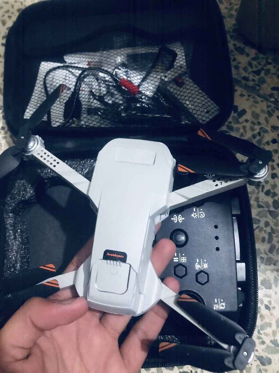 درون احترافيه كامله جنطه وجيستك وكافه الملحقاتها جديده مجرد استعمال للفحص الكارتون موجوده 

ملحقاتها:
ريش اضافيه 4
واقيه جناح4 
مفك خاص 
بطاريه 3 هيه 2بس اني عندي وحده مالتها 

موصفات: 
كاميرا بدقه HD
GPS 
رجوع تلقائي 
وانطلاق تلقائي
كامرات 2 علويه واسفل
تحكم من تطبيق 

في حال خلصت شحن متطفي الى ترجع لمكانها

سعر:35 الف بيها مجال لليشتري 

مكاني بغداد البياع اكدر اجيبها الك اذا مكانك قريب عليه رقمي واتس فقط وخاص هنا مفتوح ***********
