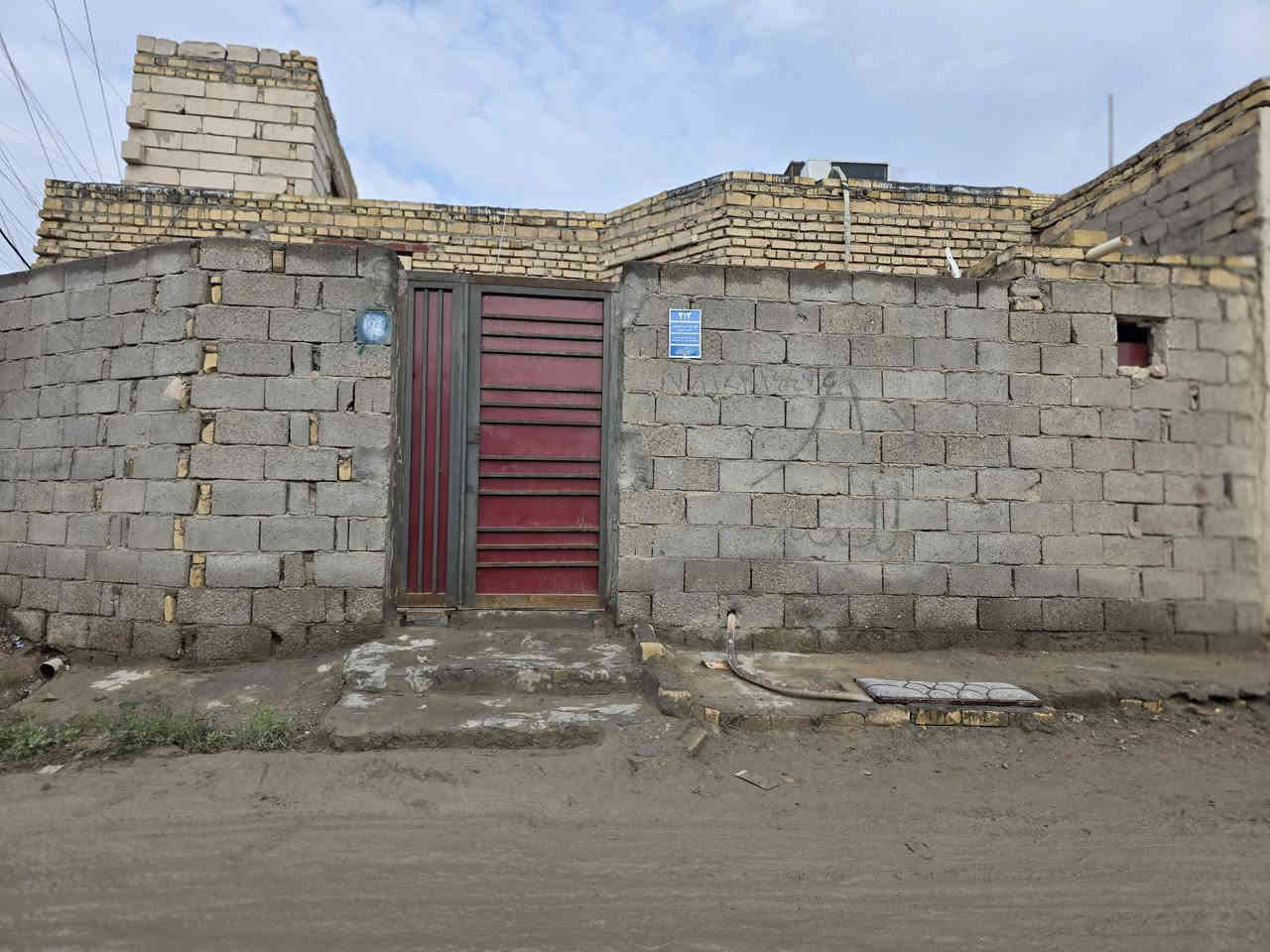 السلام عليكم بيت زراعي ركن عله شارعين مساحه ١٥٠ م بناء طابوك
التفاصيل غرف ١ + صاله + مطبخ + ديوانيه + صحيات داخليه وخارجيه 
المكان سوق الشيوخ قريه النصر يبعد عن الشارع الرئيسي ٢٥٠ متر حوالي   السعر ٤٣ مليون وبي مجال 
للستفسار *********** واتساب ***********
