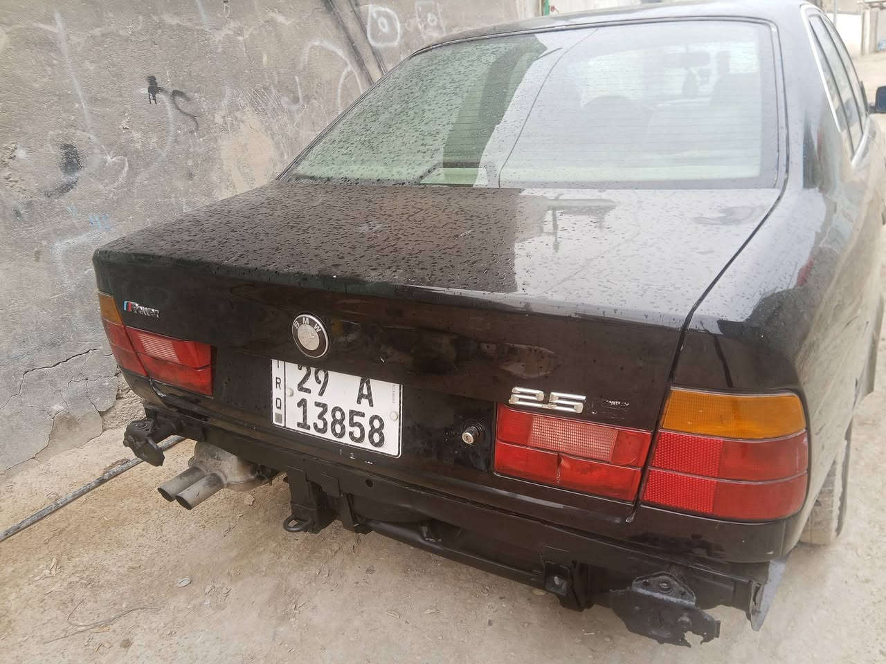 السلام عليكم  بي ام 520  92 محرك 525 مفتوح جديده وناعمه كير جديد توني شاده كهربائيات كلها شغاله زنون سورت سياره حلوه سعرها 38// ***********
