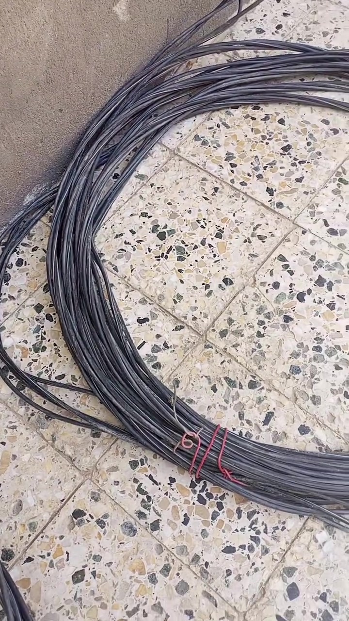متاح شخاط عدد 2 طول 6 متر جدد + ضفيرة طولها 22 متر وياها وصله طولها 5 متر يعني مع الوصلة يصير طولها 27 متر سعرهن كلهن الشخاط والضفيرة 60 الف المكان ابو الخصيب كوت ثويني مقابل صناعية حمدان ‏‪***********‬‏
