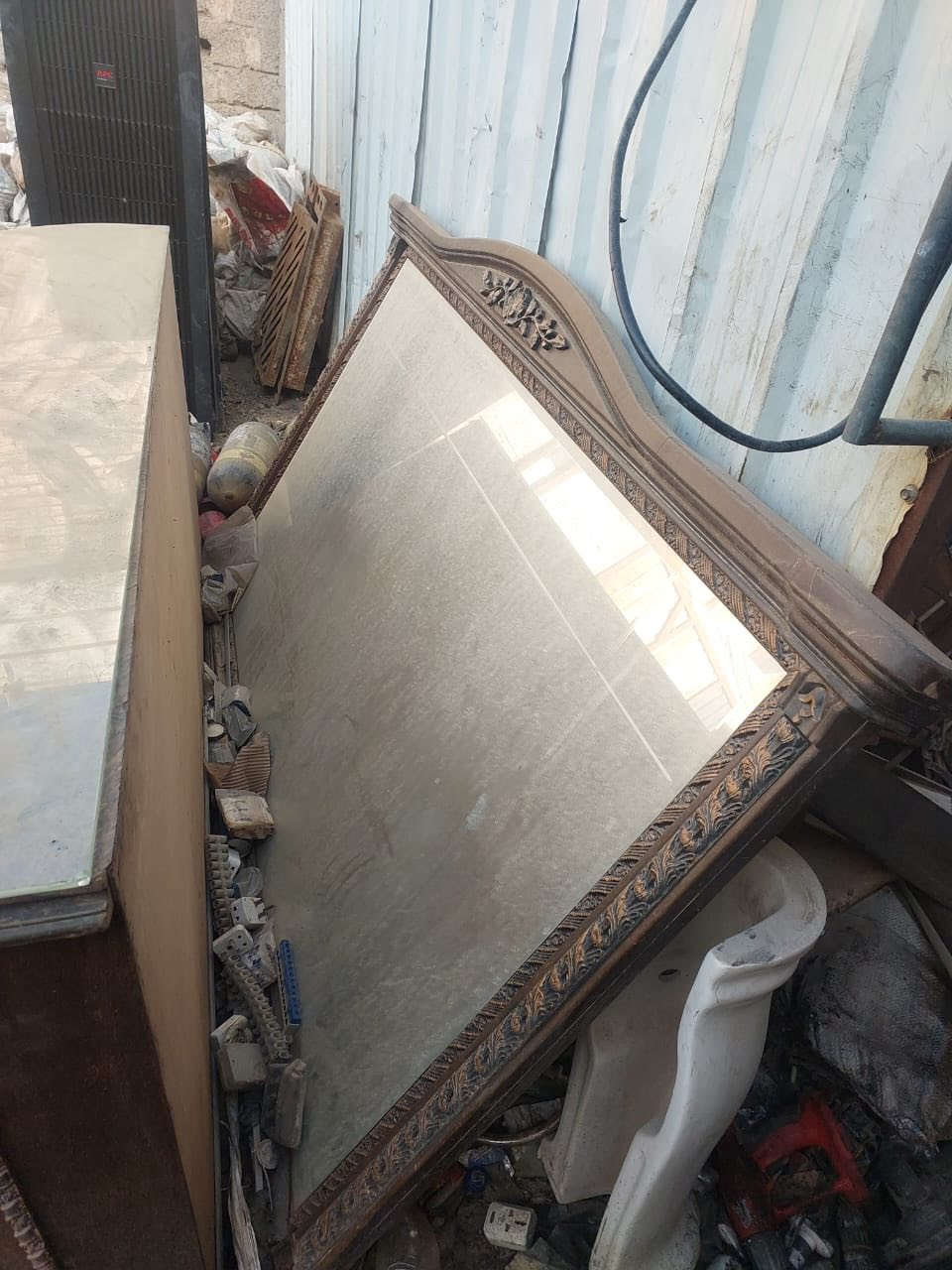 السلام عليكم
ميز طعام انتيكا  ست كراسي وملحقاتة ويا
سعرة 300
مكانة الحبيبية رقم الهاتف ‭0770 649 0164‬
