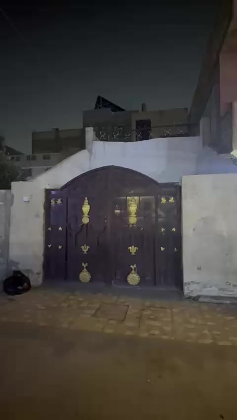 بيت للايجار المساحه ١١٥ متر يحتوي على كراج مطبخ صاله حولي غرفه نوم خدمات الطابق الثاني غرفتين نوم وخدمات وسطحين شارع فلسطين حي العقاري قرب فلكه الحاسبه والمصرف للاستفسار الاتصال *********** بدل الإيجار الشهري مليون وميه
