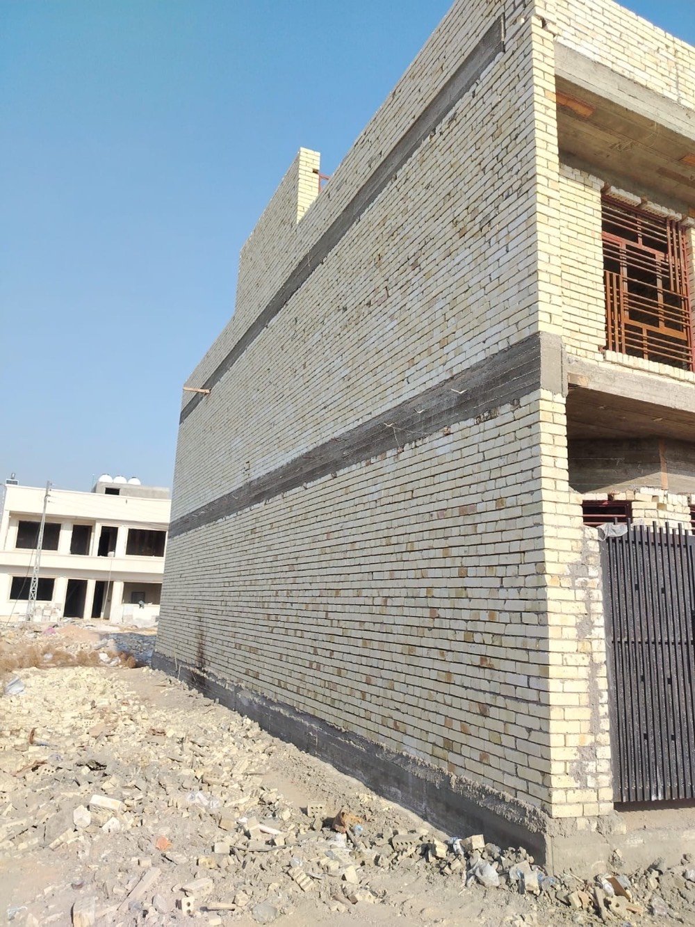 ٨١ متر واجهة ٥ نزال ١٦
البيت مدخلين
٣ غرف نوم كبار
٣ حمامات ٢ داخليات وواحد خارجي
بوب وشبابيك كاملات كل البيت
ارتفاع الرفت ٤٠ سم
البيت رباط داير
فقط البيتونة ممصبوبة
خامس فرع عن الشارع العام
المجمع مي اسالة مو من الشط
مجمع النسور الثالث مقابيل العدل تابع لشركة القلعة البيظاء