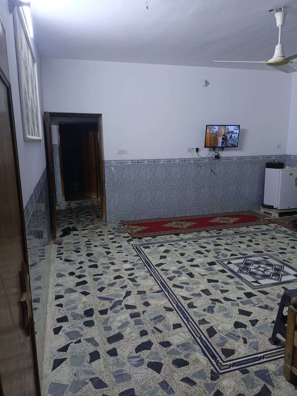 بيت للبيع المساحة300مترالواجهه15,والنزال20البيت يتكون من ديوانية وهول ومطبخ وغرفتين نوم وصحيات وترك على عرض البيت والطابق الثاني غرفتين وصحيات الموقع مربع سوق حي الرأسة قرب المدارس طابو صرف للتواصل على هذا الرقم***********
