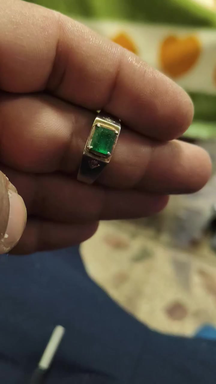 السلام عليكم ورحمة 
زمرد افغاني +الاماس صياغه إيطالي رديوم للبيع هاتف ***********
