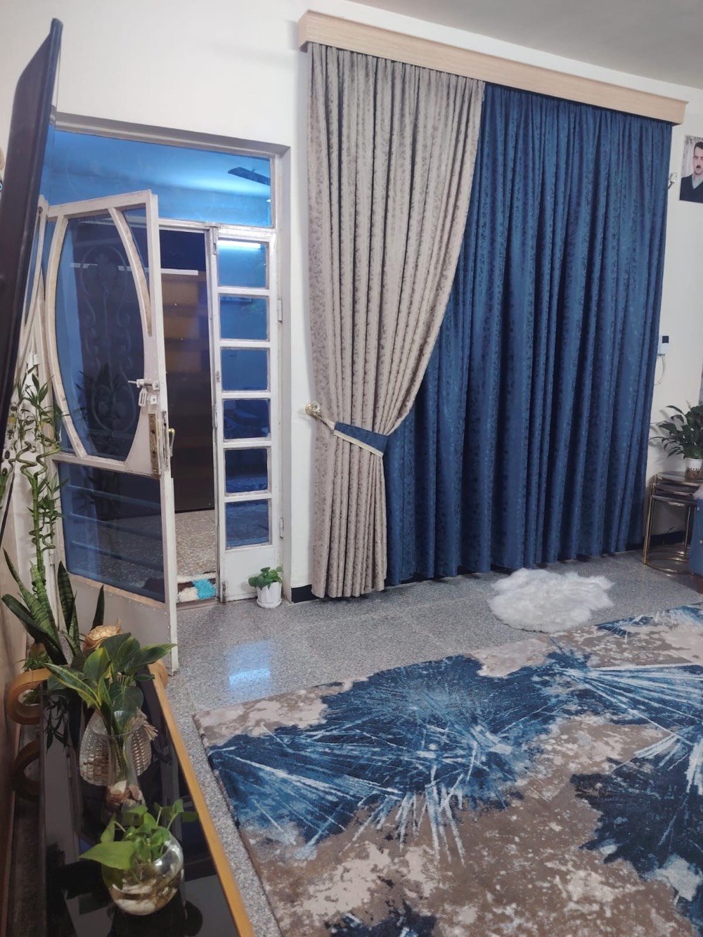 دار مساحة 80 متر في حي العامل موقع خدمي مطل على السريع 
بناء حديث يحتوي على : الطابق الارضي استقبال + حولي + مطبخ + صحيات + منور (يصلح حمام حار )
الطابق الاول : غرفتين نوم + صحيات 
الطابق الثالث : بيتونه + سطح
***********
***********
***********