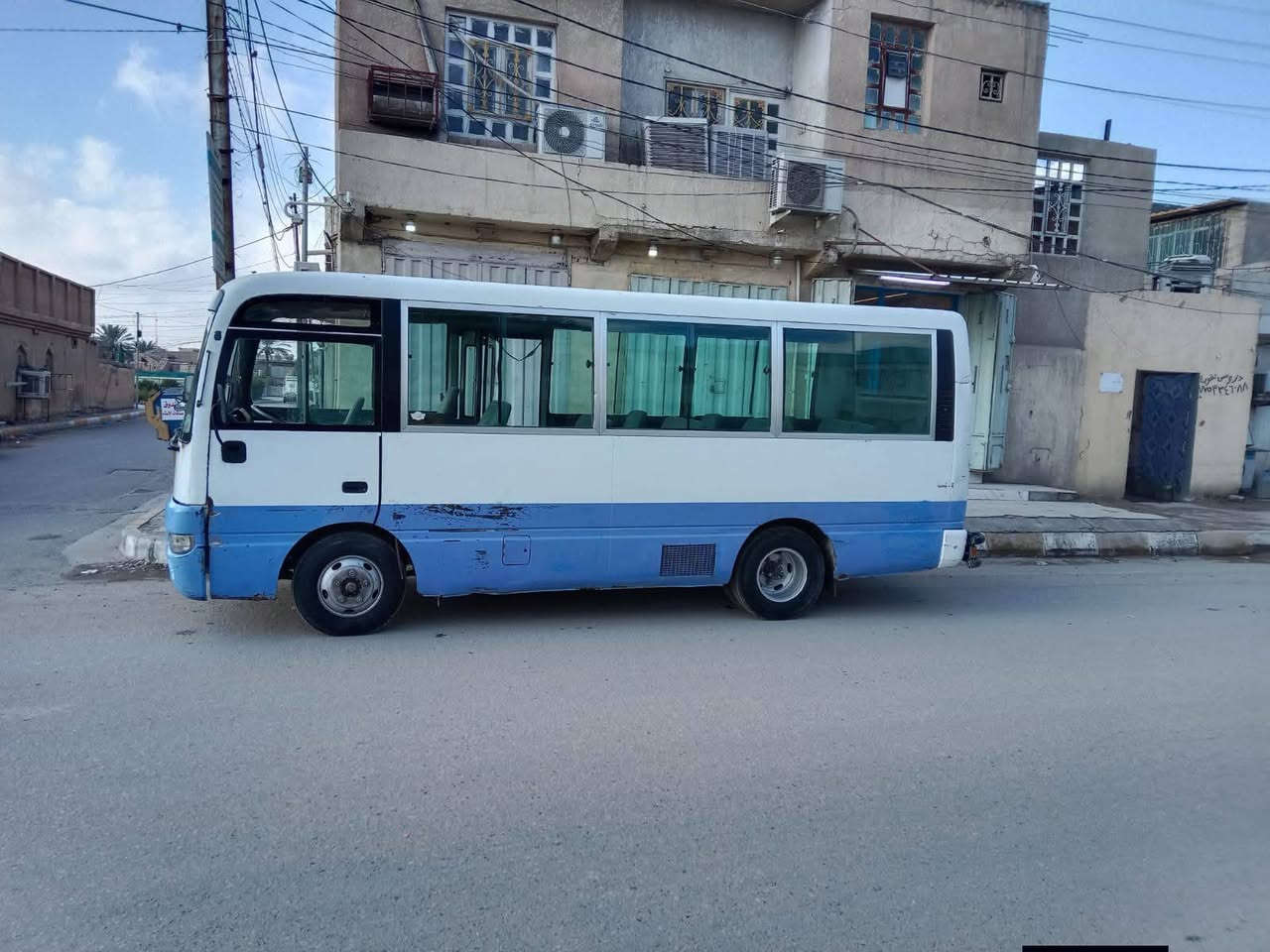 السلام عليكم كوستر نيسان للبيع 2002 مكينه كاز السياره جاهزه رقم انكليزي مكاني  بالحله ***********
