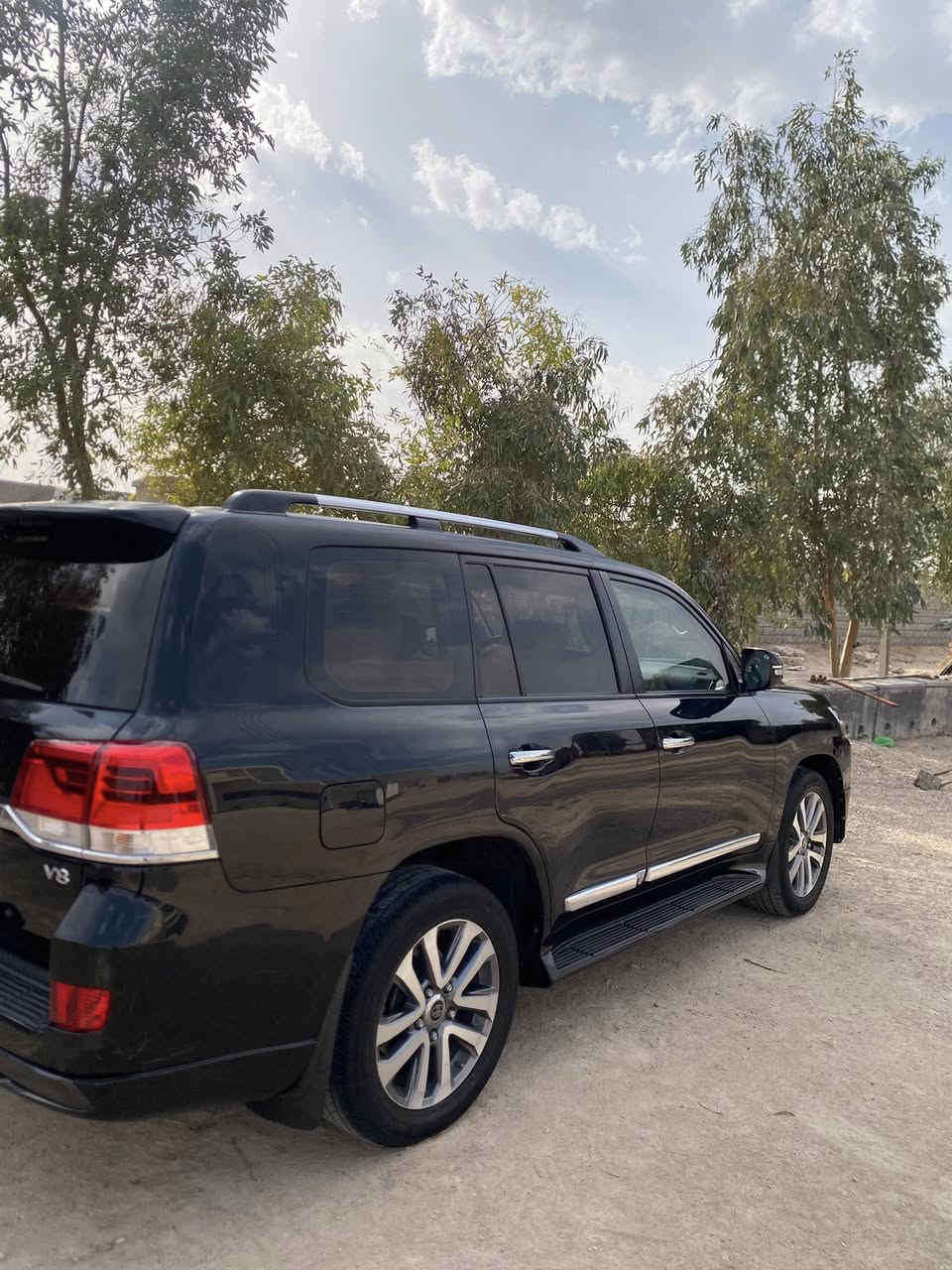 السلام عليكم
للبيع لاندكروز موديل 2017 محرك 8 
سياره فول مواصفات بهاي الفئه 
8ايرباك 
رقم بغداد مميز 
حساسات امامي خلفي 
4 كامرات 
سياره وايد ايديشن 
كراسي جلد كهرباء
حداده جديده 
تخم تاير 
باتري جديد 
سياره جاهزه للاخير 
—————-
بيها صبغ البنيد 
القماره جارده 
بيها بارد موضح بالصور 
——————
للاستفسار اكثر اتصل 
***********
