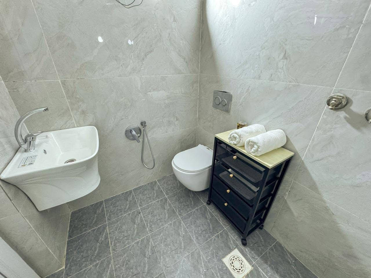 ✨ عرض نهاية السنة – شقق الساقي للبيع ✨

📍 الموقع: كربلاء – شارع ميثم التمار قرب جسر المشاة الجديد
🚶‍♂️ يبعد عن حرم الامام الحسين فقط 10 دقائق مشي
---
🏡 مميزات الشقق:

نظام طاقة شمسية – كهرباء 24 ساعة

يشمل سبالت عدد (2)

نظام أمان + سكيورتي

مطبخ مؤثث بالكامل

المساحة: 65 متر
---

📌 للتواصل والاستفسار:
***********
