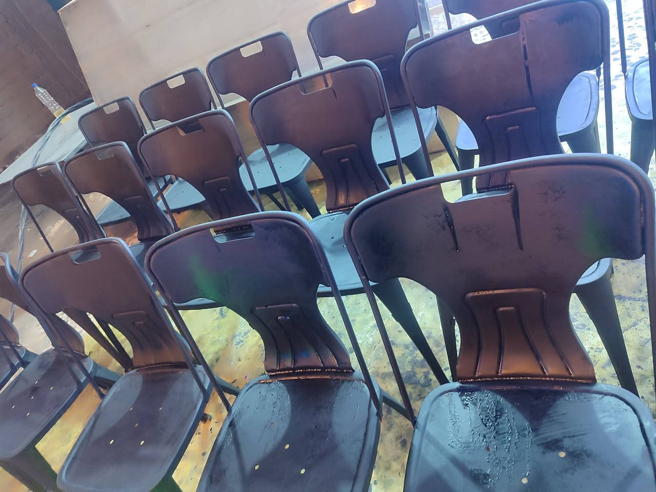 كرسي حديد ثقيل تسكام
وميز القاعدة حديد والسطح خشب مضغوط درجة أولى 
واتساب ***********
