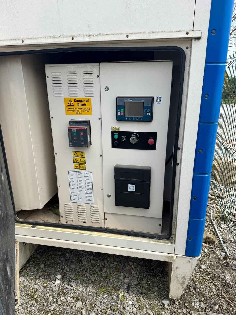 بيركنز حجم 2500 FG
550 kva 
وارد بيرطاني 
ساعات العمل 250 ساعة 
المولد شرط الفحص والحمل 
يوجد كافة انواع واحجام المولدات 
يوجد توصيل كافة المحافظات 
للستفسار التواصل ع الارقام 
***********
***********
