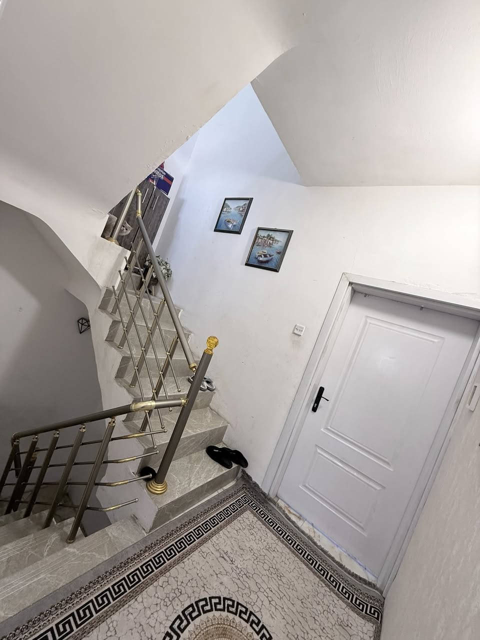 دار للبيع
المساحة ٧٠ م 
طابو صرف الواجهة ٤،٤٠ سم 
يحتوي على صالة ومطبخ وغرفتين نوم وصحيات عدد ٢ ومخزن 
بناء حديث ٢٠٢٢ 
العنوان بغداد الجديدة قرب السوق الشعبي 
مقابل معهد وهج المستقبل 
للاستفسار الاتصال على الرقم
***********
