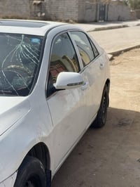 للبيع سياره مقفوله فقط بها ورد ضربه خفيفه سعر 42،. 07802810027