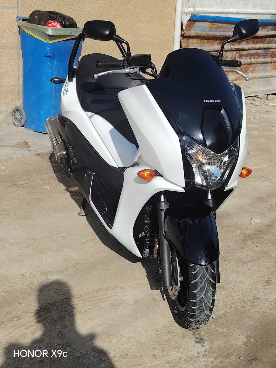 السلام عليكم دراجه هوندا فاز كفاله عامه ماشيه 38 الف فقط رمبه 2026/1/1 دراجه بلادي وصور مزاد موجوده  مكان بغداد الامين الثانيه *********** السعر 18ورقه
