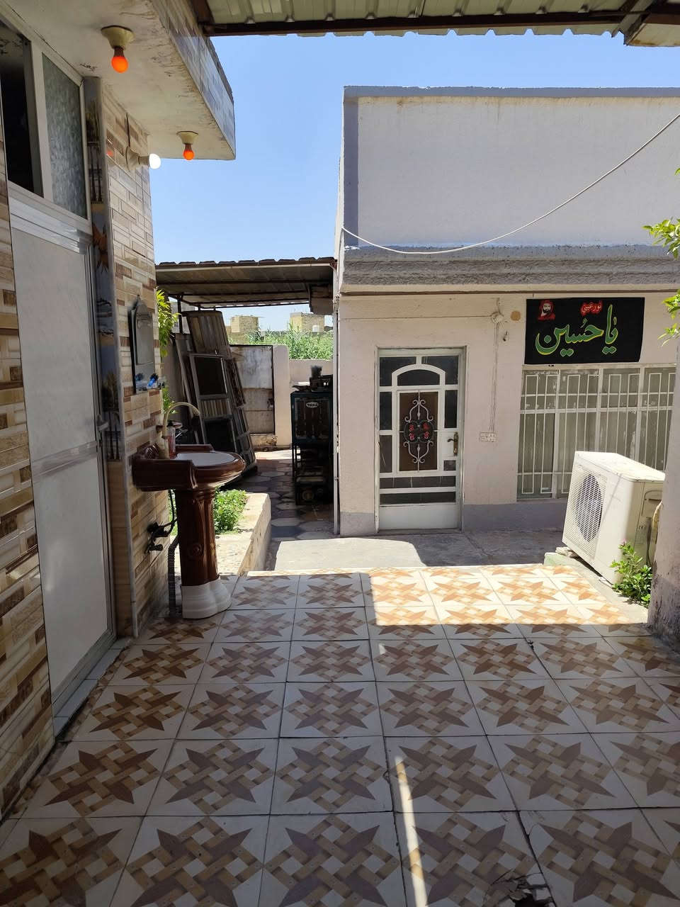 بيت للبيع مساحه 250 متر  سند25 تحويل مباشر
الموقع طهمازيه عامود 101 يبعد عن شارع العام 200 متر
جميع الخدمات متوفره

مجاري + تبليط + كهرباء + ماء + مستوصف + مدرسه

مواصفات البيت

 3غرف نوم 

استقبال

هول مساحه 10 متر

مطبخ كبير جدأ

مخزن 

حديقه عدد 2 صغار
صحيات عدد 2
حمام عدد2

طارمه كبيره 

ممر كبير 

يحتوي البيت على محل باب رزق

♦السعر مناسب جدأ♦

للستفسار اكثر

***********

***********
