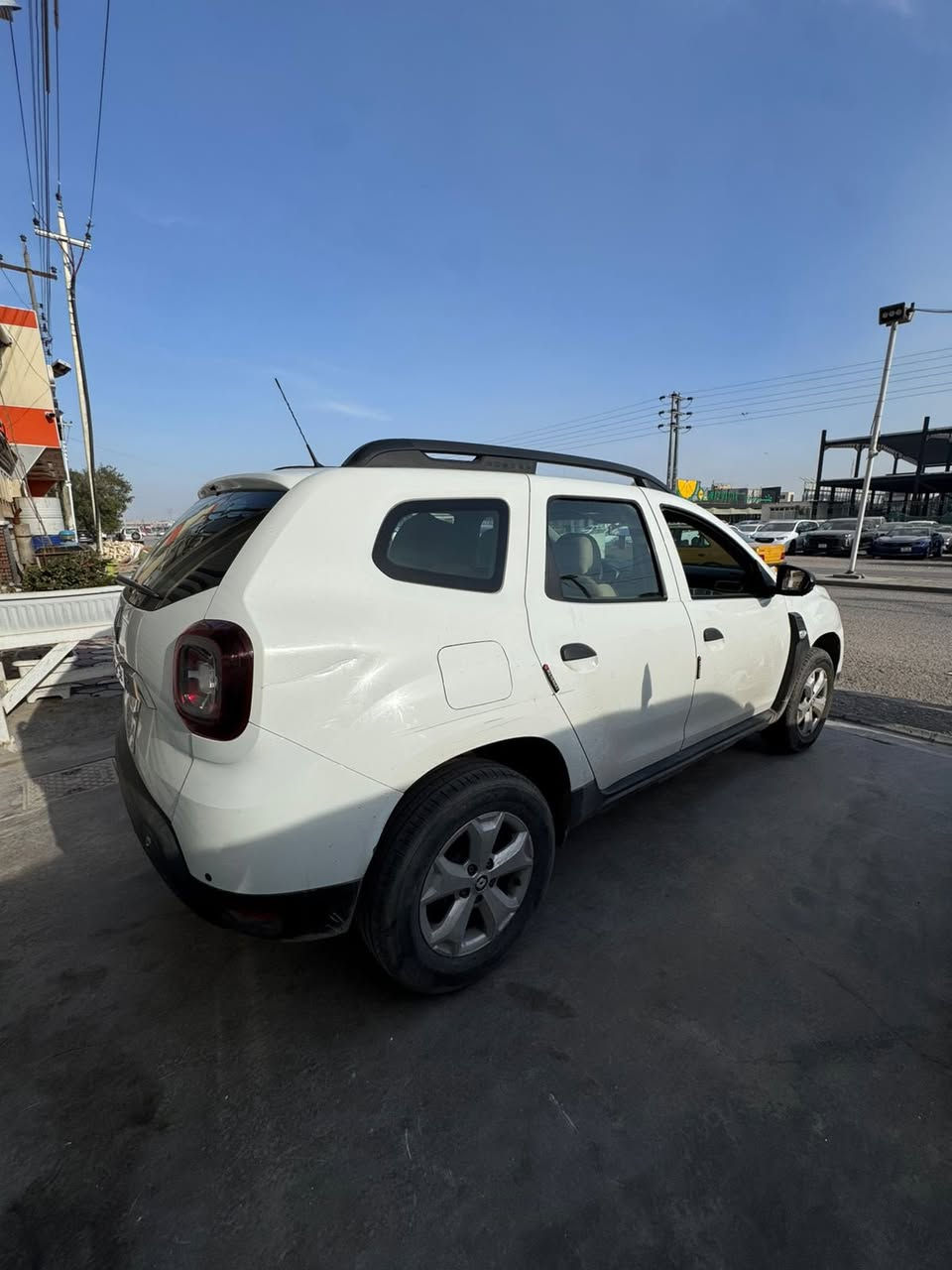 رينو داستر فرنسي  2021
ماشية 52,000 كيلو 
مكفوله محرك وكير 
كير أربع سرعات
محرك سعة 2000cc
اربعه سلندر 
استلام من الشركة
صيانتها وتبديلات زيت المحرك من الشركة
البطاريه  والاطارات جديدة
تدفئة تبريد 
قياس الاطارات  16
لون ابيض
كاميرا خلفية
حساسات خلفية
شاشه اندرويد
مكان السياره بغداد
للاستفسار 
***********
***********
