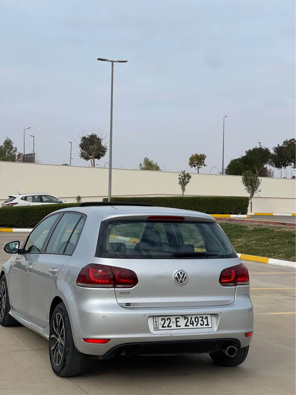 گؤلف 2010سلفه ر زور خاوين فول فوله سليت مه كينه 16 گيرو مه كينه به شرت بئ ده عم ته نيا 2پارجه ى په مپه نرخ 82$ ژم *********** أربيل, العراق
