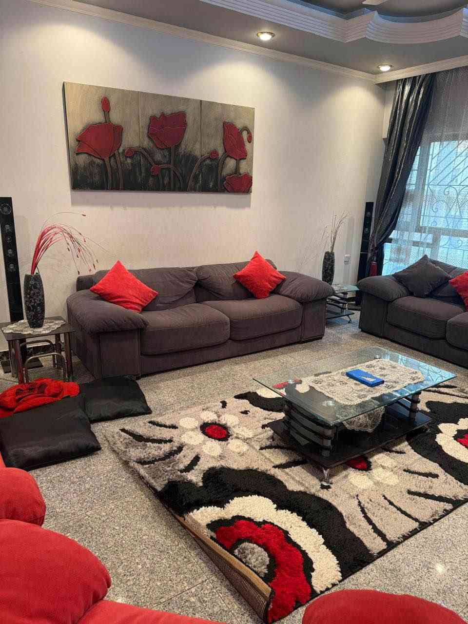 تخم قنفات ب 8 مقاعد باللون الرصاصي والاحمر السعر مليون وبي مجال 
للاستفسار 
*********** بغداد, العراق
