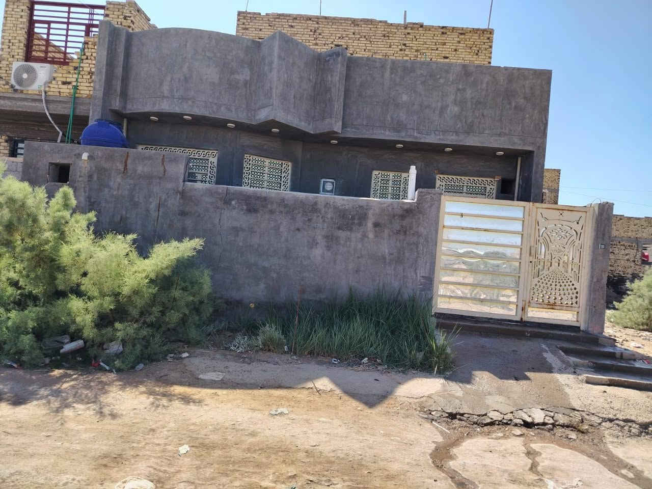 سلام عليكم بيت للبيع الموقع ابو غرق حي المرتضه عل شارع وره المدرسه المساحه ١٥٠ م طابو صرف بناء ٢٠٢٤ طلبوك غرفتين نوم أو هول أو مطبخ أو استقبل صحيات داخليه أو خارجي ***********
