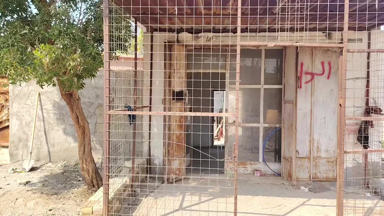 سلام عليكم بيت للبيع بل حواسم مساحت البيت 200 نهايت شارع المستشفئ بي وستقبال وغرفه سعر 8 وبي مجال ***********
