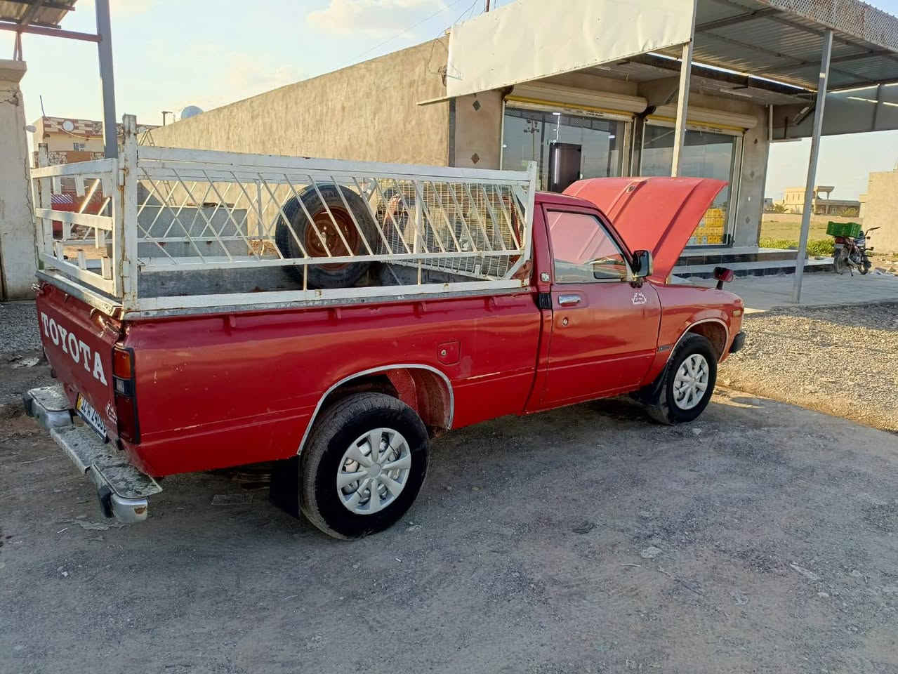 السلام عليكم مكلف بلنشر بكم تيوته للبيع 82 رقم نينوى كبون بانزين بيه شرط التحويل التفاصيل اتصال عل رقم ***********
