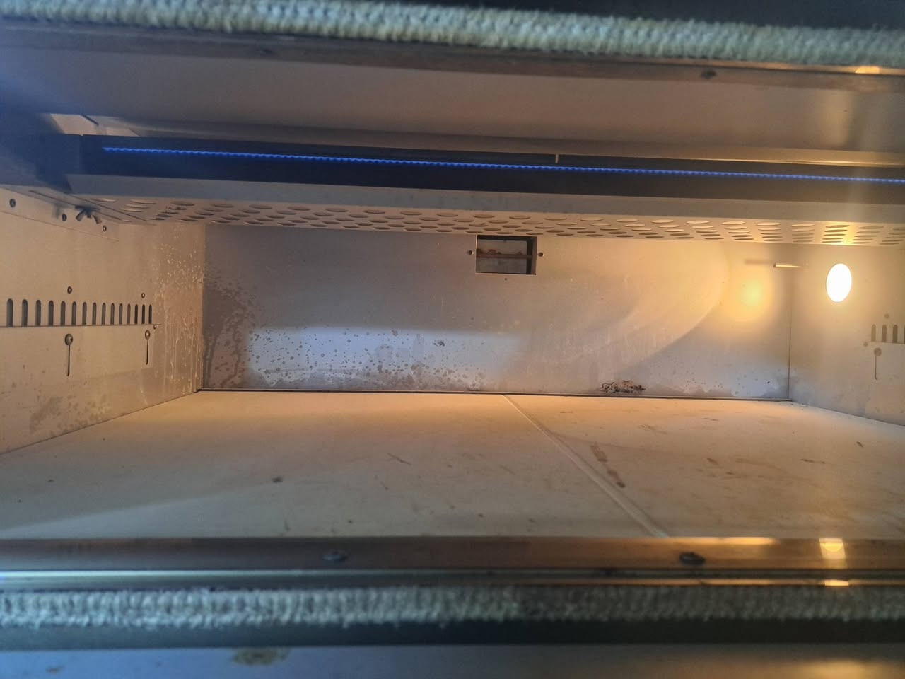 فرن للبيع بيتزا صمون كعك معجنات 
استعماله قليل سعره الفرن معه قاعده ٤٥٠الف 
عنوان بغداد كريعات 
الهاتف ***********
