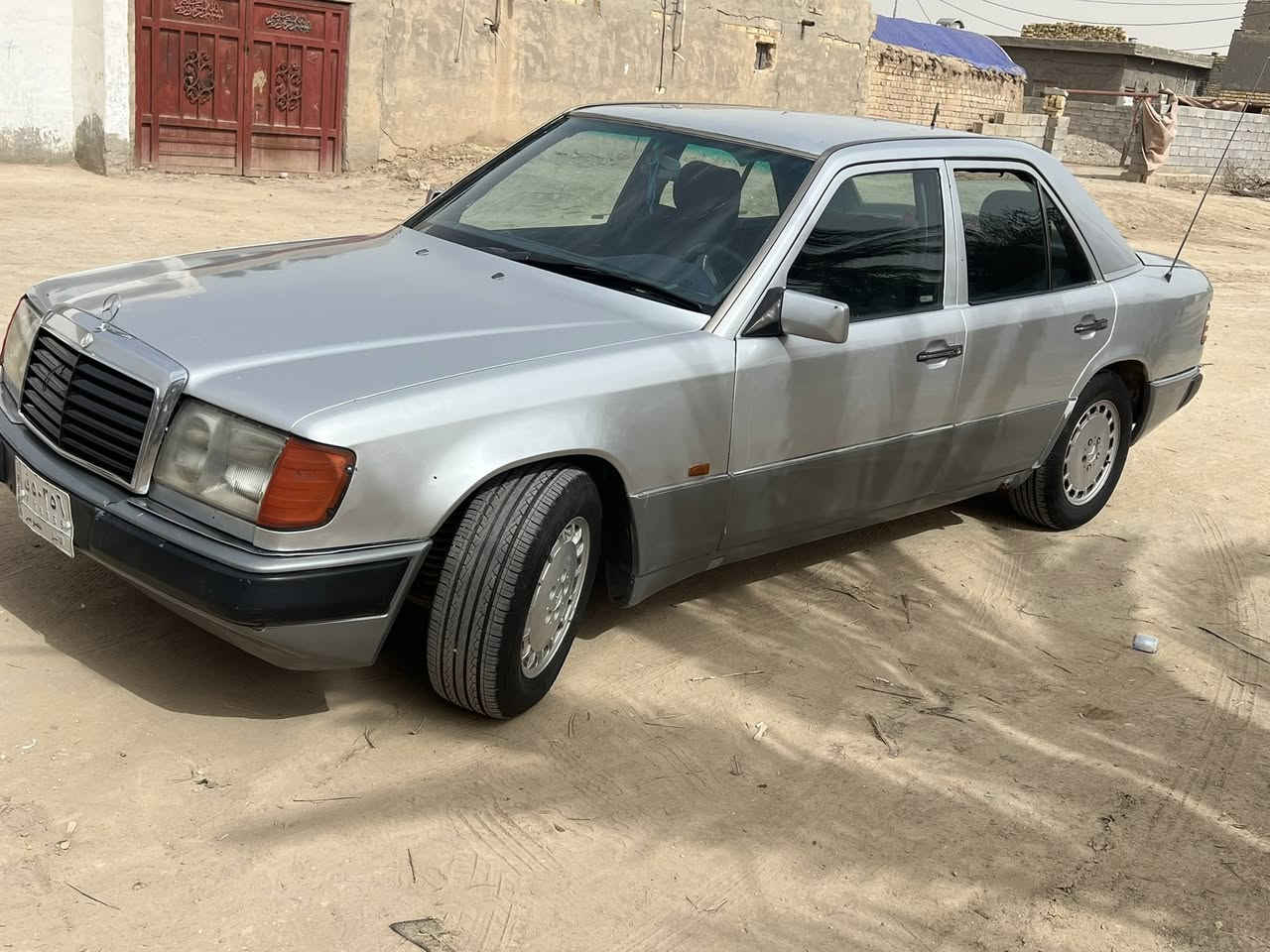 مارسدس دب ١٩٩٢ مكفول كفاله عامه ماعدا طخه بسيطه كلش بجاملق الخلفي الايسر ومعدله ع البارد  السياره مصبوغه صبغ عام للجماليه تايرات جدد محرك ٣٠٠٠ فيفيتي توني شاده بصندوك بعده بدهن الشركة تبريد عوزه غاز فقط لان بالغلط طخيت البوريه مالت الكمبريسر وطلع الغاز سويت البوريه وماشحنتها غاز السعر ٥٨ وبيها مجال بسيط كلش 
مكاني الناصريه  رقمي ***********
