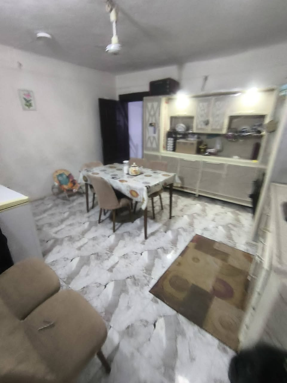 بيت للبيع بسعر جدا مناسب 

مساحه 200 متر كاطون الرازي قرب جامع سعد 
البيت متكون من طابقين الطابق الاول  غرفتين نوم وصاله واستقبال ومطبخ + كراج الطابق الثاني غرفتين نوم وصحيات 
البيت بناء قديم بس كله محدث الفوك مشتغله جديد والجوه كله مشتغله سيراميك وصبغ وسقوف ثانويه الطابق الفوك بناء حديث سيراميك وبوب حديد درجه اولى شبابيك حديث البيت خير وبركه طابو ملك صرف اريد ابيع مستعجل
تحويله ثاني يوم بيع فقط ما اراوس الخاص مفتوح وهذا رقمي ***********
