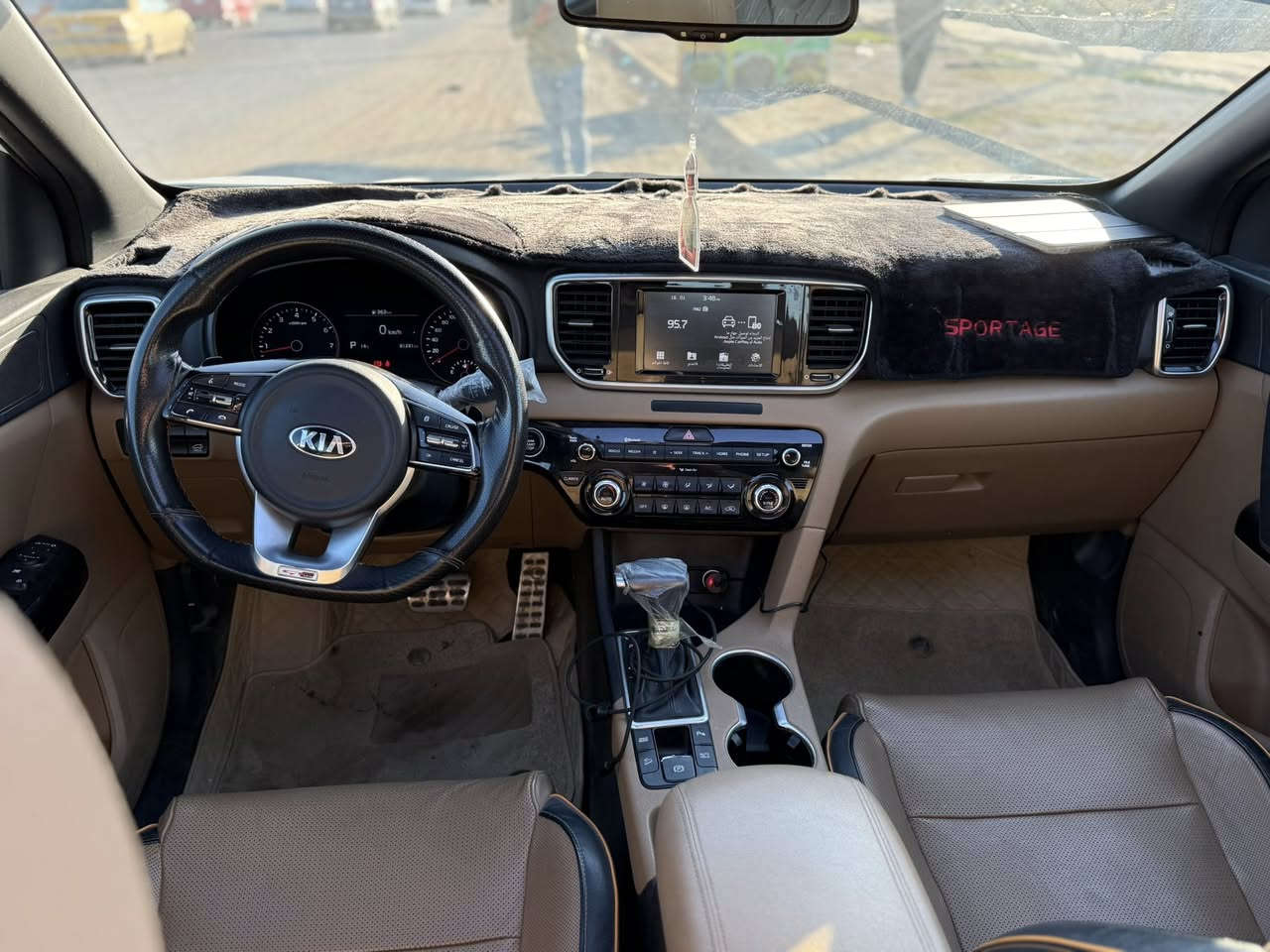 السلام عليكم 
سبورتج خليجي 2019 gtline 
اعلى مواصفات 
بانوراما 
بصمه 
شاشه (apple car play,android auto)
داخل لونين 
جنطه شفط 
بعد بيه هواي 
مواصفات ال gtline معروفه 
السياره ماشيه 81 الف قابل للزياده 
الباب مال الصدر مصبوغه اثر ضربه دراجه 
والجاملغ الايمن مرجع بارد ودعاميه السياره مصلحه وبيها كارت 
مكان السياره بابل 
السعر 193 وبيه مجال بسيط
***********
***********
