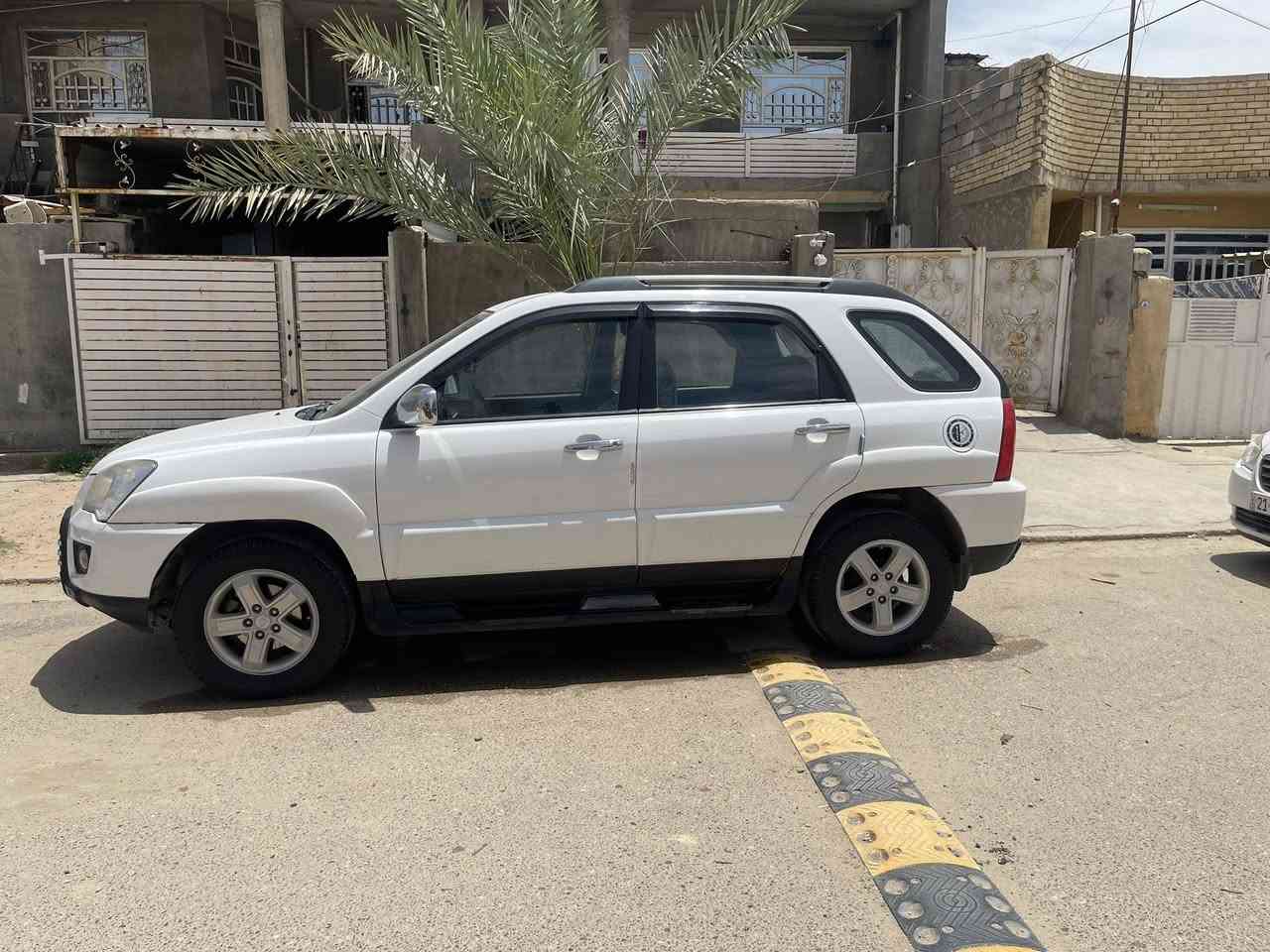 السلام عليكم
سبورتج خليجي موديل 2010 رقم كربلاء باسمي رقم جديد وهزه جديده يعني فقط تحويل داخل اسود دوشمة جديده قبل اسبوعين سويتها فتحة سقف تخم تاير كامره خلفيه دواره بيها قطعه وحده باب الصدر موضح بالسونار وبيها طخة خفيفه بخشم الدعاميه الاماميه من الجهه اليمنه محدده بالصوره هاي الطخه صارت بعد السونار
محرك 2000 دوش  وبقيه المواصفات موجوده بالسونار والصور السعر 120 وبيها مجال بسيط
مكان السياره محموديه او بغداد الكراده
للاستفسار اكثر ***********
