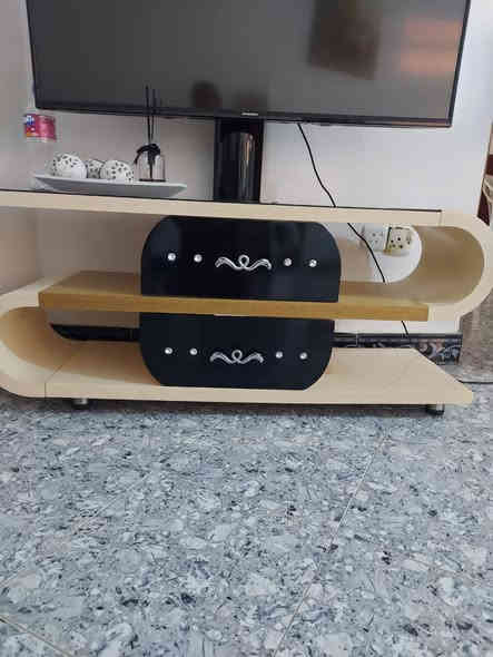 تخم قنفات 10 مقاعد + كوشات ب 500
ميز تلفزيون 50 الف
كاونتر 3 مترات ونص 4 قطع ب500 
المكان  بغداد حي الحسين
***********
