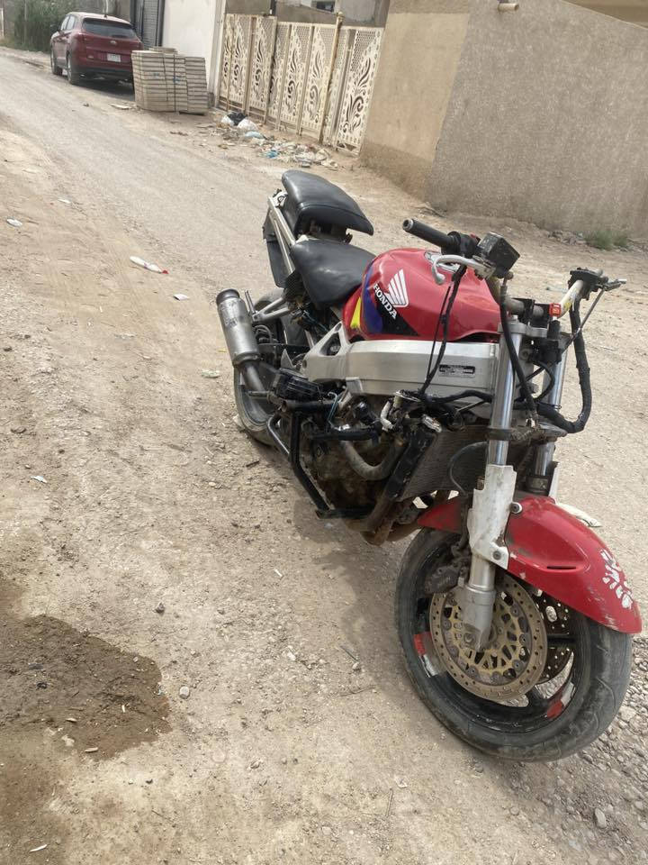 سيبي آر  دراجه شغاله مكينه كير كلها شغاله ابيع كوم حديد تجي تحمل. وتروح. 750 الف وبيها شي بسيط . مكاني بغداد جسر ديالى الجديد واذا عندك مراوس نزل اني أدخلك ***********

