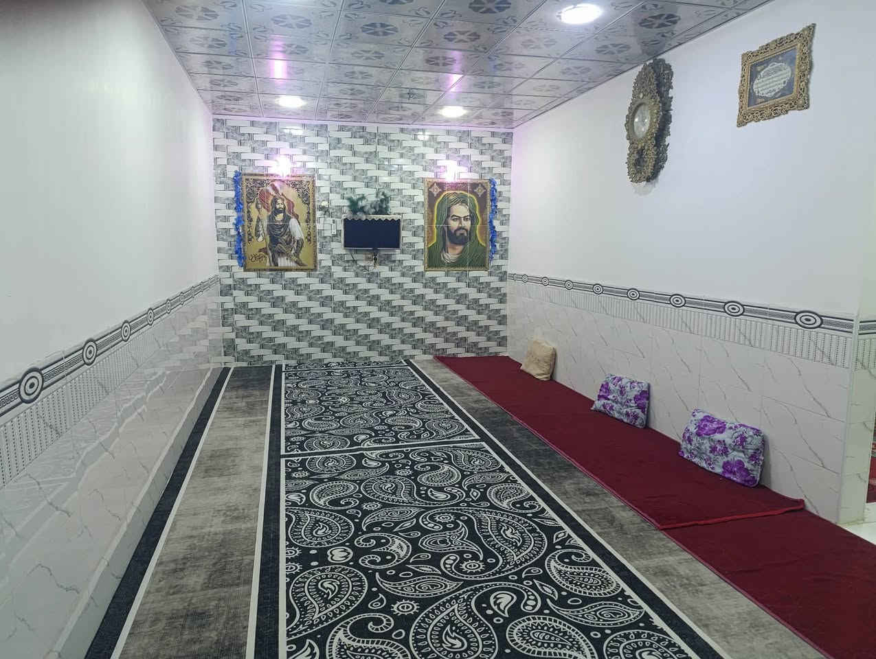 سلام عليكم  250متر للبيع اساس صب كونكريت بناء بلوك وعكاده يحتوي على غرفتين او صاله وستقبال ارضيه بورسلين سقوف ثانويه شارع المطار جديد بشارع علكم بشارع حاتم الخير نهايت المقرنص   سعر 68 او بي مجال ***********

