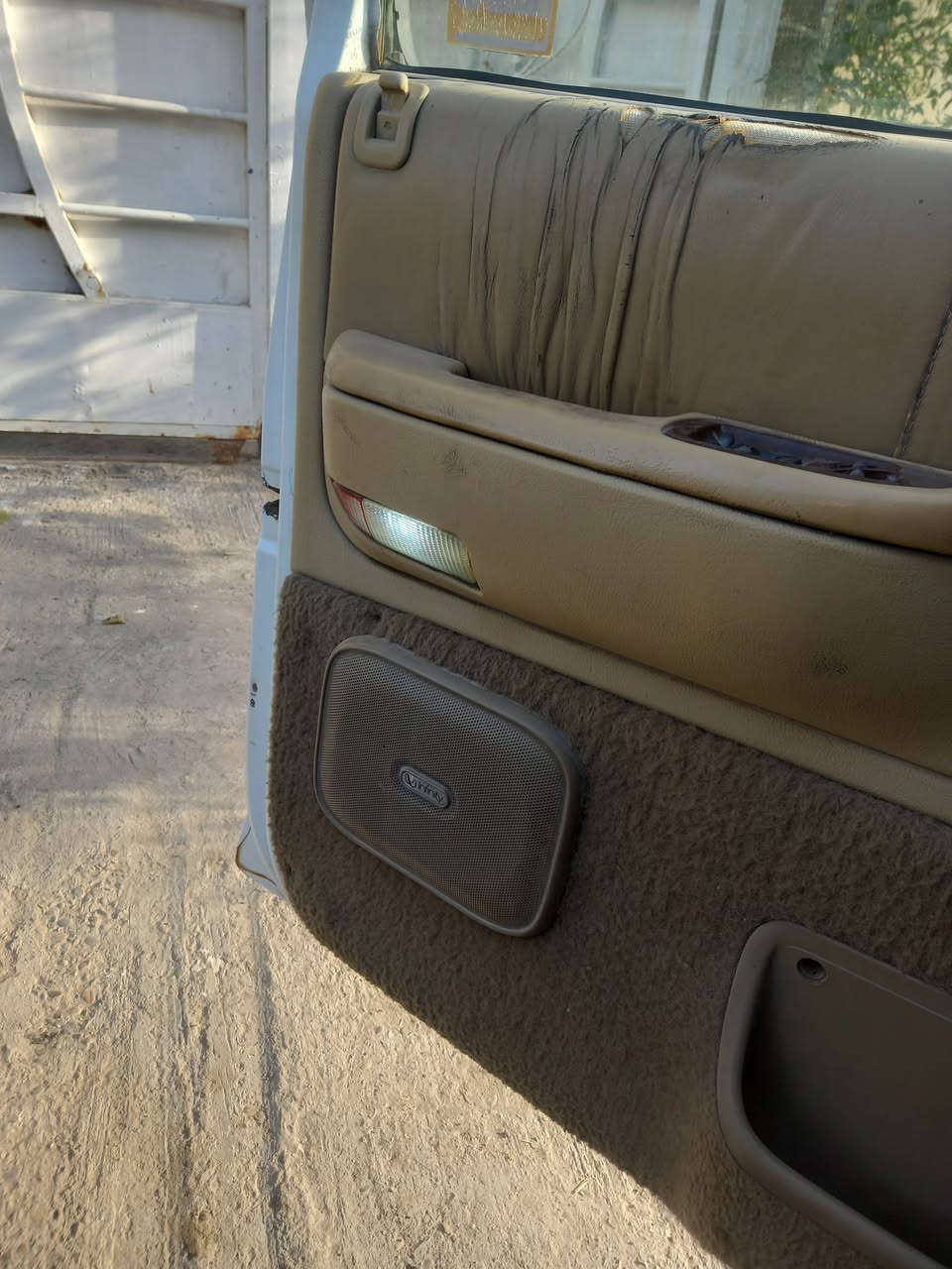 دوج للبيع او امرواس حسب القناعه موديل ٩٣ رقم كركوك مكينه وكير زينات سياره كلها ابلاد كهربائيات شغاله بس التبريد عاطل تحتاج حداديه صدر تعبان  صاحبها ايريد تحويل  بطاريه جديده الجامه الاماميه والخلفيه جدد السعر٢٨ العنوان بغداد البلديات *********** الرقم بي وتساب
