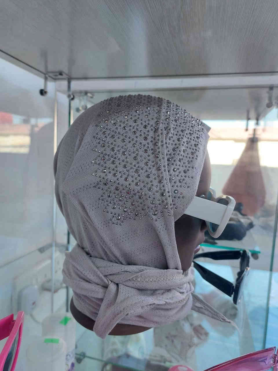 ✨ الربطة المثلثة ✨
أناقة ناعمة وتفاصيل تفرق 💖
خامة فانيله مخطط مريحة وثابتة باللبس
مزينة بـ ستراس من الأمام يضيف لمسة فخامة ✨
موديل عملي ويناسب كل الإطلالات 🌷
متوفرة بعدة ألوان جذابة 🌈

🚚 التوصيل مجاني داخل البكرلي
🚚 يوجد توصيل لجميع المحافظات بـ 5000

💰 السعر: مناسب جداً
📍 العنوان: بابل – الحلة – البكرلي
الفرع المجاور لمدرسة بردى
📞 واتساب: ***********

📌 حجابات وكوزمتك الهادي  
الأناقة تبدأ من عندنا 💕
