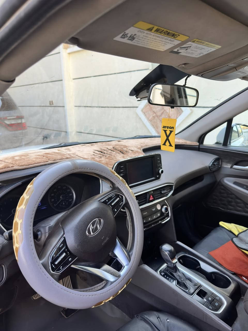 سيارة مناسبة مال جناي
سنتافي ٢٠١٩ لون ابيض
الشكل الجديد النفخ سيارة جاهزة ونظيفة ومناسبة مال بيت 
خمسة راكب محرك اقتصادي  اربعة سلندر  ٢٤٠٠ 
نقطة عمياء وتوقف ذاتي ورادار امامي خلفي 
اوتو هولد  وسايد بريك بصمة 
قطعتين تبريد .
كاميرا دوارة وحساسات خلفية وجانبية واشاير بالمري 
ارضية جلد 
غرفة نظيفة جدا 
لايتات زينون
تايرات جديدة وباتري جديد 
وادامة كاملة 
رقم جديد  بغداد وسنوية جديدة وباسمي مو اسم واحد ثاني .
صور الحادث بالخارج وي المنشور وبالتعمير صبغوه عام  .
بجم كبس ابد ماملعوب بي ومحرك خير من الله 
وتجي تكلب وتشوف بعينك 
السعر  مال بيع ١٣٢ ورقة فقط 🛑
العنوان بغداد بوب الشام وللتواصل 
***********
