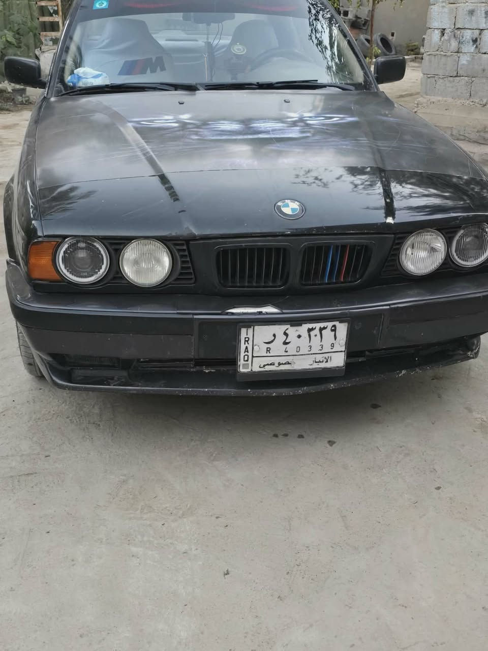 السيارة ٥٢٥ مسكر  اصل 
عليها تعديل كامل ٥٤٠ يعني تفتح البنيد ماكو اي شي تحوير والسيارة تعبان عليها وسبب البيع بسبب الظروف والسيارة تحتاج شوي سمكرة بيها ملاحظات 
موديل ٩١ محدثة داخل وخارج ٩٥ 
رقم انبار مشروع وطني تريد تحويل تريد وكاله 
غرفة جلد كارتير بلاد ممدوشمة لون بيجي  امريكي بس كشناتها مال الصدر والسائق المقاعد بيهن شكوك 
المحرك لوك بشرط والكير نفس الشي 
السيارة عليها كزوز كامل من الطول للطول بواري مال ٤٠ بوابة تحكم وبيها جهاز تشغيل واطفاء عن بعد وترحيب وتقفيل وتفتيح بس معرف المشكلة بعد ميشغلها 
فقط يقفل ويفتح 
ويل ١٧ شنايزر اصلي اني صابغه اسود وبيها زوج امامي جديد خوات وخلفيات نص ونص 
بيها قليل ملاحظات موضحات بالصور دعامية خلفية M اصل موجودة بس فاتحها لان غسلتها وامامية كفر M 
فتحتة سقف شغالة بيها لايت خرافي LED عالي ناصي أنسى ضعف اللايت تبريد تدفئة شغاله ترايها مخيف 
اي استفسار اني حاظر
***********
سعرها 75 بيها مجال
