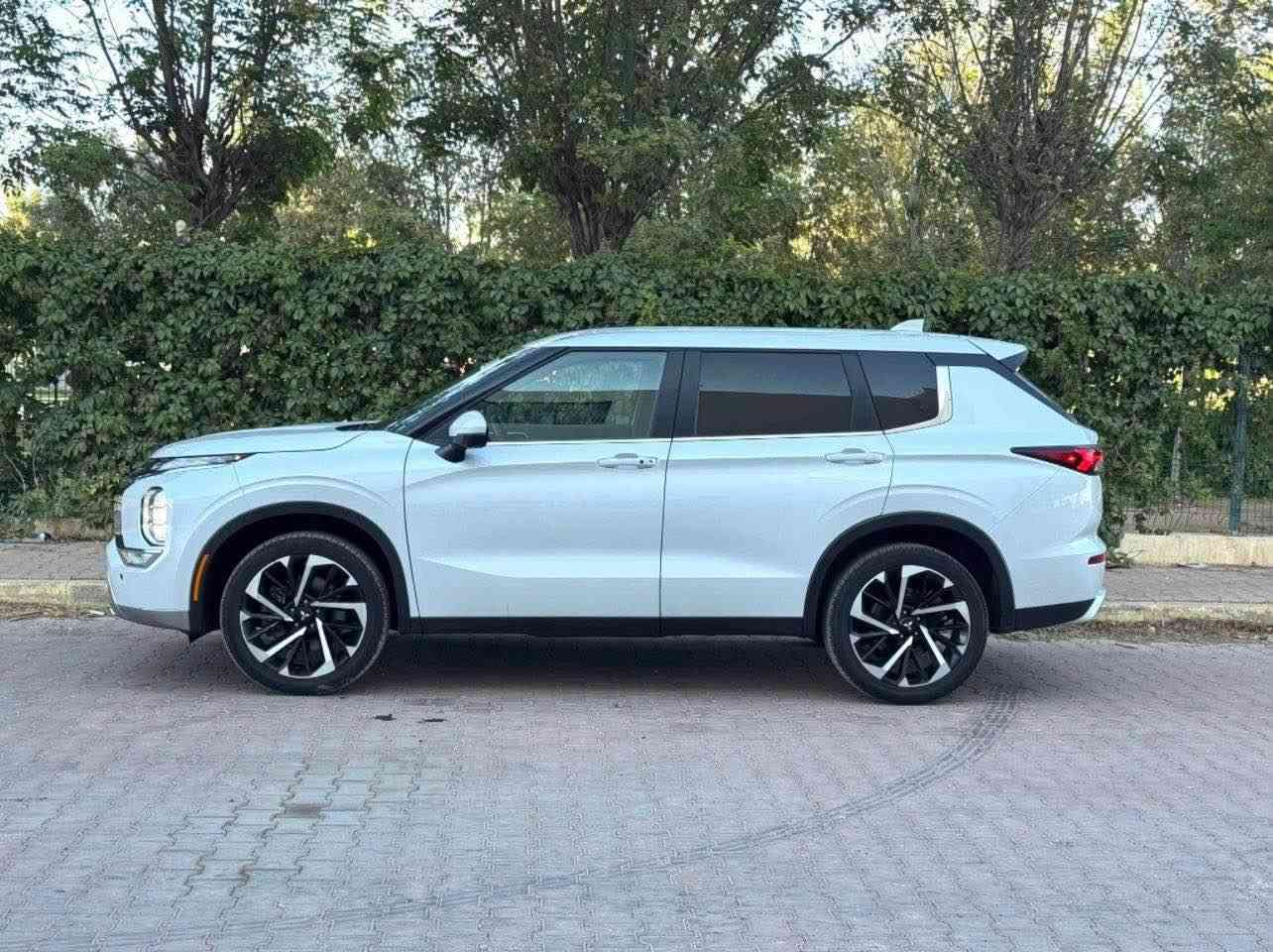 ‏ 𝐌𝐈𝐓𝐒𝐔𝐁𝐈𝐒𝐇I 𝐎𝐔𝐓𝐋𝐀𝐍𝐃𝐄R
ميتسوبيشي اوتلاندر SEL
موديل :2024
7 راكب
السعر220.       
رقم أربيل
عداد  المسافة : 10 مايل
حجم المحرك : 2.5L ( 4,سلندر )

فقط نص بونيد مصبوغ 
بدون دواخل بدون ارباك كبس شركة
مواصفات  
SEL
 بصمة ابواب  بصمة تشغيل 
كاميرا °360. كاميرا امامي
كاميرا جانبي. كاميرا خلفي
هاند بريك بصمة
اوتو ستارات (𝐀𝐔𝐓𝐎 𝐒𝐓𝐀𝐑𝐓)
اوتو ستوب (𝐀𝐔𝐓𝐎  𝐒𝐓𝐎𝐏)
رادار امامي (تحديد مسار)
رادار جانبي  (نقاط عمياء)
رادار خلفي (التحذير من الاصطدام)
حساسات امامي حساسات جانبي 
حساسات خلفي 
إشارات بلمري  مري شفط

نظام (𝐎𝐅𝐅-𝐑𝐎𝐀𝐃) نظام (𝐒𝐇𝐎𝐖)
نظام (𝐀𝐔𝐓𝐎)  نظام (𝐄𝐂𝐎)
نظام (𝐍𝐎𝐑𝐌𝐀𝐋) نظام (𝐒𝐏𝐎𝐑𝐓)
كشنات جلد شامو وقماش

كشن السايق كهربائي
4 كشنات كامل هیتر
تحكم استيرن 
تبريد لمس 
تبريد مركزي قطعتين
صندوق شفط كهربائي 
لايتات (𝐋𝐄𝐃)  عدسة زينون  
بكلايتات (𝐋𝐄𝐃)
ويل 20
بعد هوايه مواصفات  

تلفون واتساب 
***********
JA4J3WA86RZ057518 ‏ الحمدانية, نينوى
