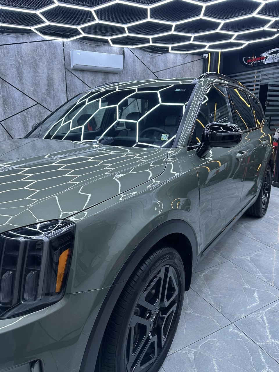 السلام عليكم اخوان كيا تليورايد 2023 SX prestige Xline اعلى فئة بالتلورايد السياره فول مواصفات شنو الي بالك مواصفات بيها السياره مغلفه بالكامل افلام حماية حتى القماره ضمان ١٠ سنوات بدون قطره صبغ من الدعامية للدعاميه بدون بارد ماشيه ٤٠ الف كيلو متر تخم تاير جديد بدون اي نقص للاستفسار التواصل ***********  غير متواجد ع الفيس
