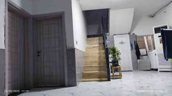 السلام عليكم بيت حي الفرات يبعد عن الشارع الصب 100م شارع مسجد الرسول الأعظم مساحة 202م يتكون من طابقين الأول الأساس وسقف كونكريت غرف عدد٢ وحدة سويت منور وصاله ومطبخ واستقبال وصحيات داخليه وخارجيه وكراج وحديقه صغيرة ومخزن والطابق الثاني عكادة وغرف عدد٢ وحدة سويت وصاله وسطحين الطابق الأول ترميم 2025والطابقالثاني بناء2025
عرض الشارع 20 مطلوب المصرف المعرفة التفاصيل الاتصال على الرقم ***********
