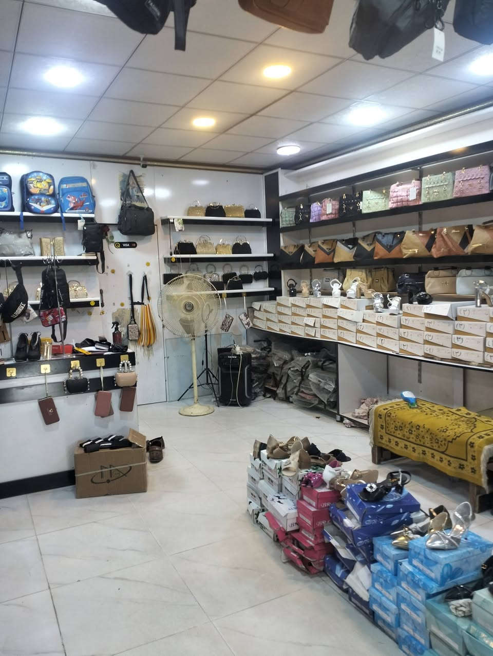 السلام عليكم البيع البضاعه زائد الديكور المجمع الخلخال بيع الحقائب احذيه  الموقع في حي النور الاستفسار الاتصال على الواتساب او رقم الموبايل ***********
