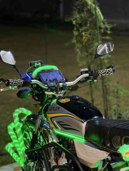 السلام عليكم دراجه للبيع موديل 25 محرك 200 دراجه كدامك نضافه وترتيب اي نقص مابيها دراجه مامسجله بيها اوراق ثنين وصل شراء او ورقه مواصفات الدراجه  قفلت عندي 130 السعر مليون و150 وبيها مجال هذا رقمي *********** متواجد 24 ساعه
