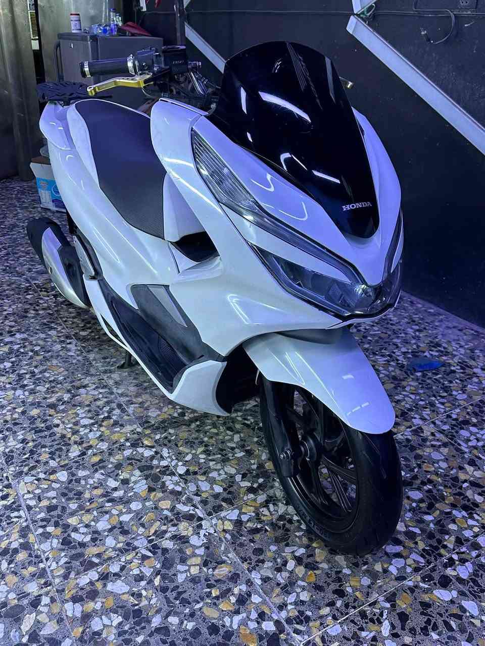 ‏السلام عليكم PCX جيل ثالث ياباني ياباني
‏ماشية34الف حقيقي 
‏مواصفات
بصمه دكمتين
‏حساس ازدحام ✅
‏حساس استان ✅
‏🛠️ الدراجة: مكفولة  كفاله عامه
‏​​📍 الـمـكـان: بـغـداد
حي اور
السعر15ونص وبيه مجال 
***********
