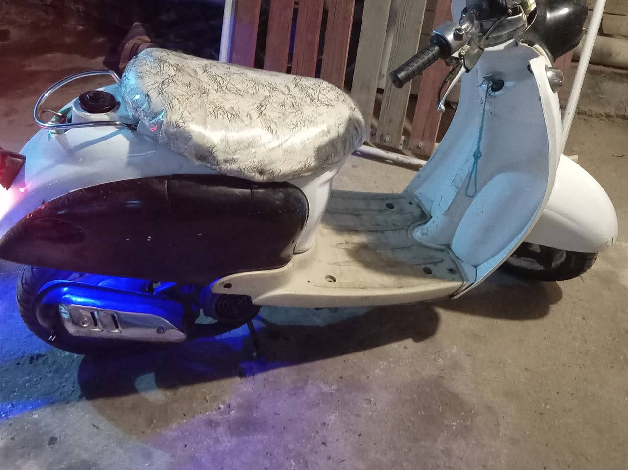 سلام عليكم دراجه 60 كلاسك البيع زوج تايرات كابريتر جديده لايت شغال 100وبيها مجال ***********
