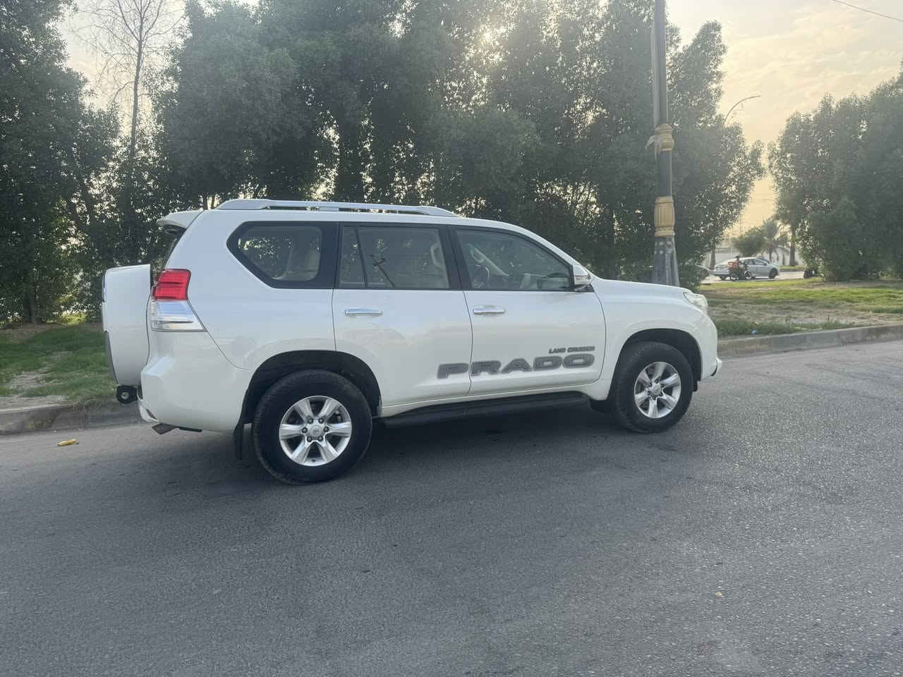 السلام عليكم 
برادو موديل 2013 TXL
مكفولة 
6 سلندر 4000 
كامرة وحساس خلفي 
رقم بغداد 
مكان السيارة كربلاء 
السعر 300 
رقم الهاتف :***********
