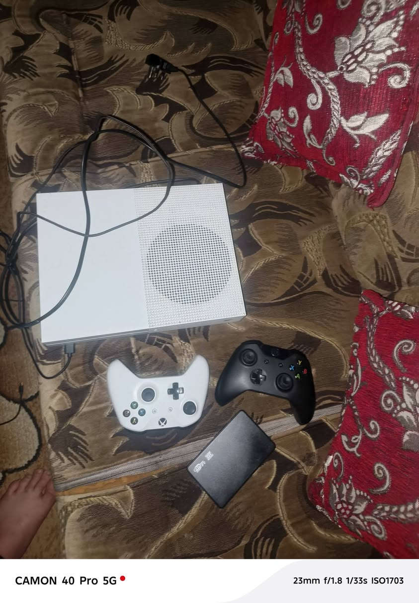 سلام عليكم xbox one  s للبيع
الجهاز 1 تيرا وياه هارد 1 تيرا يعني 2 تيرا
الجهاز لا مفتوح ولا مصلح الجهاز جديد ونضافه 100٪
يجي وياه يدتين شحن اصليات
اكثر الالعاب مفتوحه وبي حساب ردد ردميشن 2 التميت مشتريها 
وGtav online شاحنها 60 دولار يعني فلوس سيارات شركات بنكر لفل 
السعر 250


**إذا كنت صاحب هذا الإعلان وتريد حذفه لأي سبب، رجاءا أرسل رسالة إلى الدعم الفني**