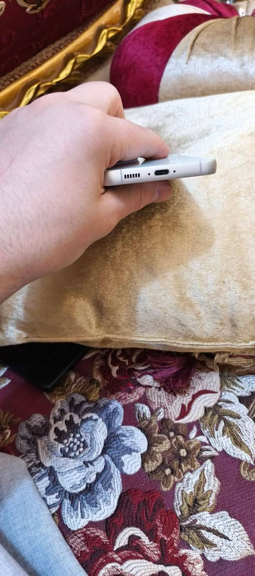 سلام عليكم للبيع  جهاز اس 23FE
 ذاكرة 256 نضافه💯💯  مكفول يحمل شريحتين شرق اوسط لون مميز  باقي المواصفات معروفه 
الجهاز بدون غراض
سعره  400 وبي مجال مكاني كربلاء شارع احمد الوائلي 
للتواصل عل رقم / ***********
