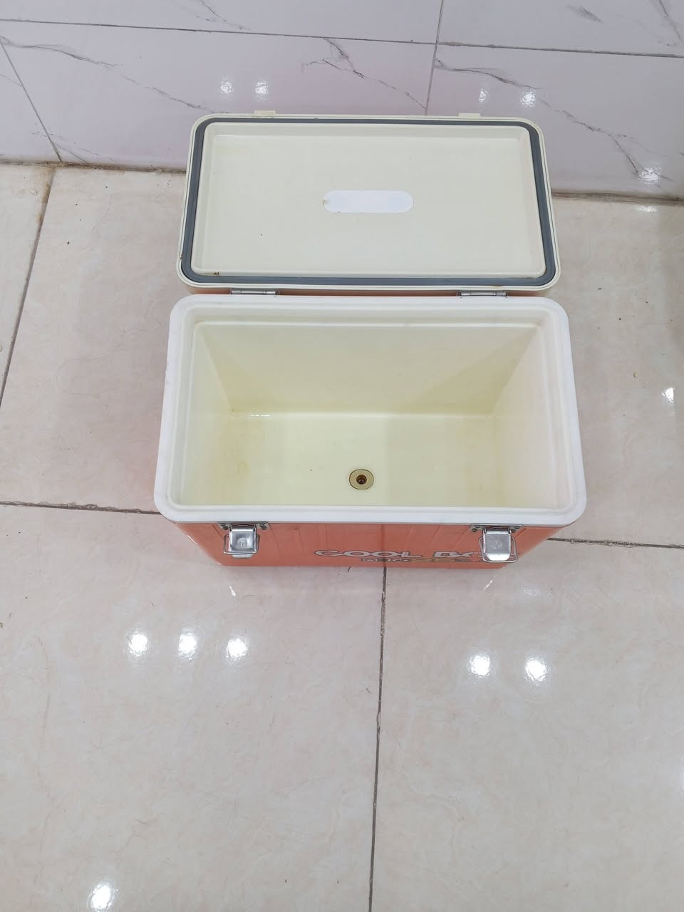 للبيع ثلاجة للسفرات بغداد نفق الشرطة سعرها 75الف للاتصال ***********
