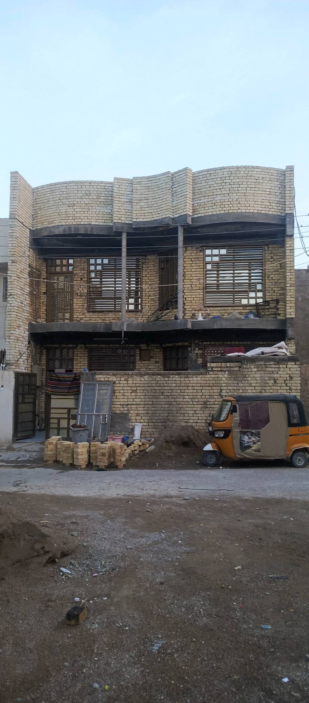 بيت للبيع جسر ديالى محله 105
 مساحه  م100
سند 25
1 استقبال
3 غرف نوم
3 حمام
